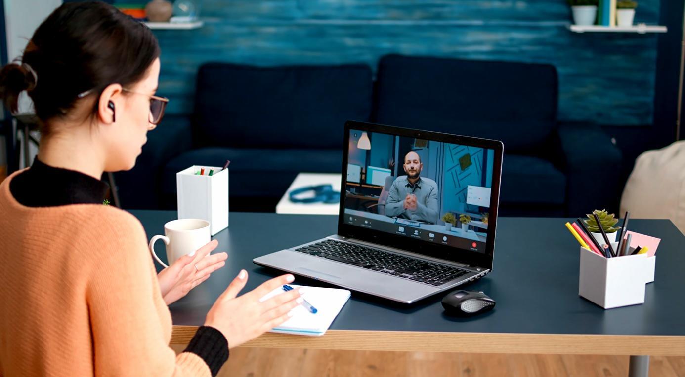 Equipo revisando estrategia de contenido en oficina