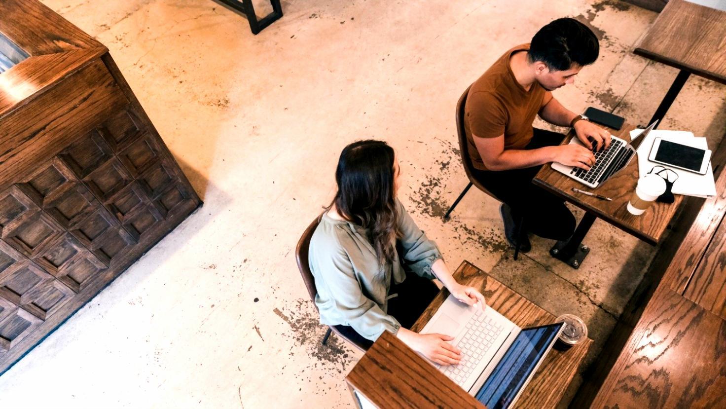 Participantes trabajando en ejercicios prácticos de optimización